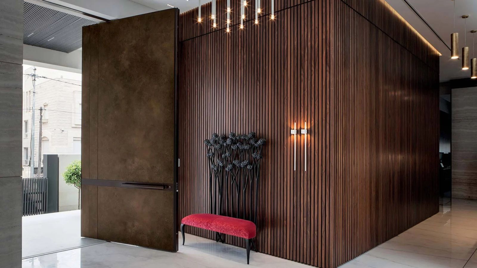Oikos Synua pivot entrance door with a Corten finish.