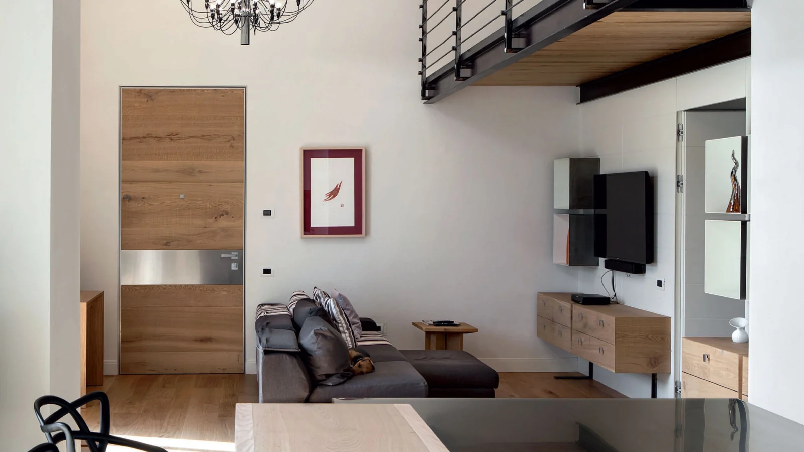 Oikos Tekno entrance with a tailored wood covering.